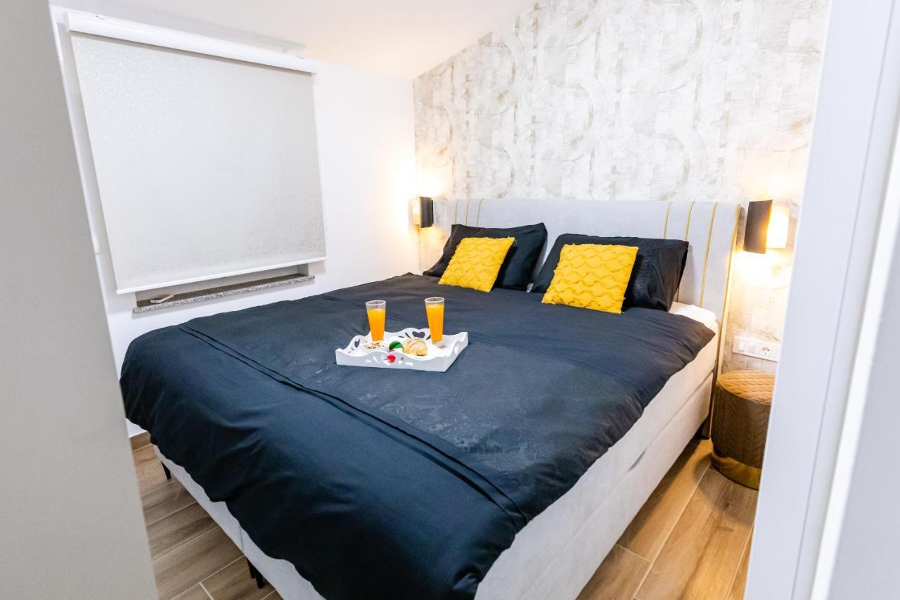 Laura Apartment Vir