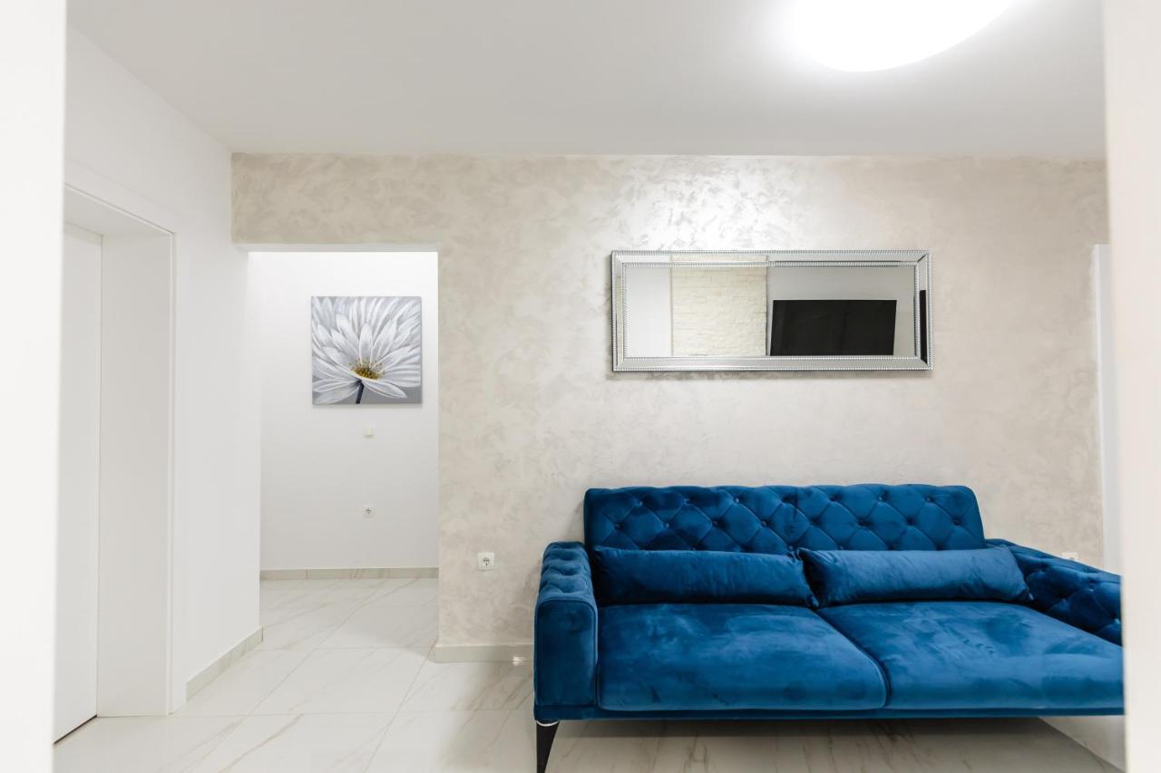 Laura Apartment Vir