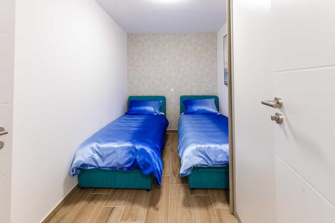 Laura Apartment Vir