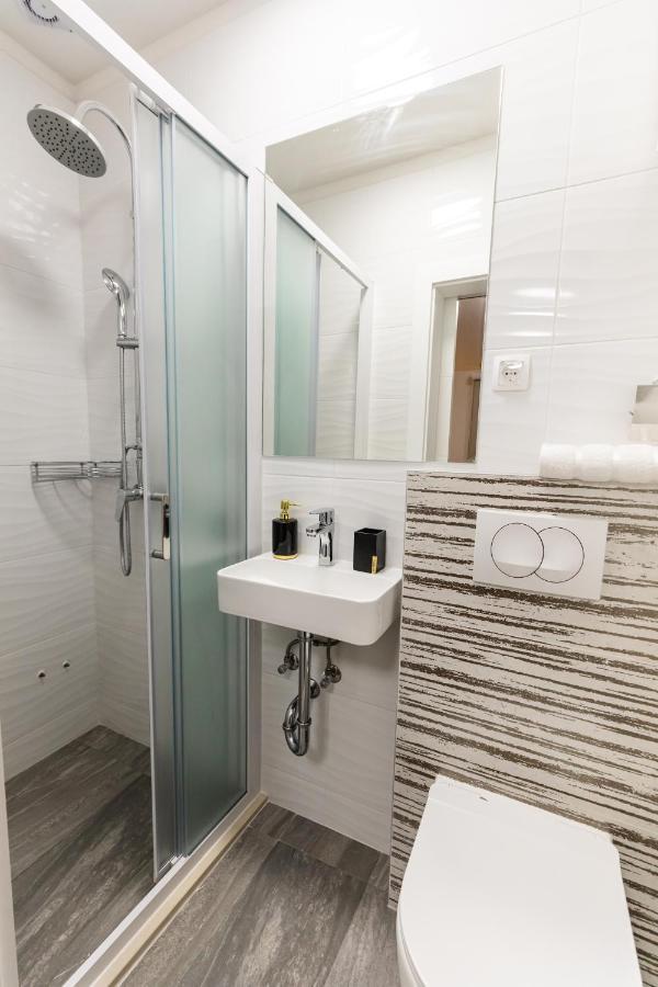 Laura Apartment Vir