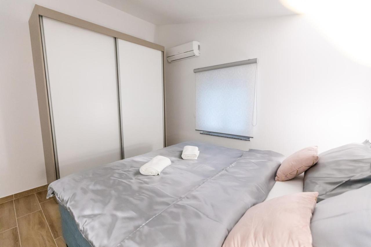Laura Apartment Vir