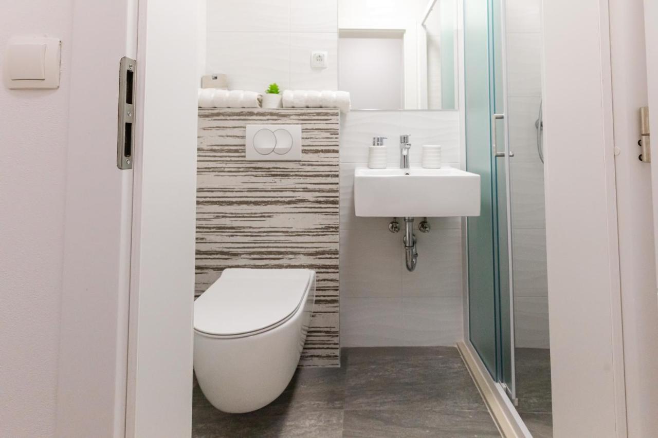 Laura Apartment Vir